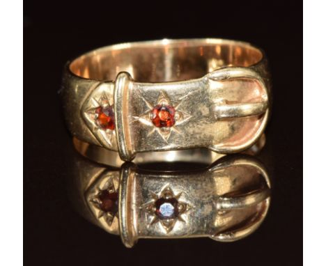 A 9ct gold buckle ring set with garnets, 4.9g, size R