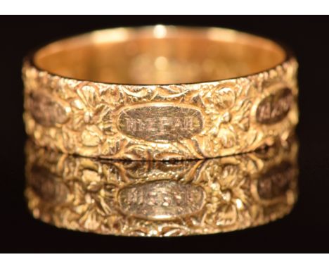 A 15ct gold ring with oval cartouches engraved 'Mizpah' to each with embossed floral decoration,3.5g, size O/P
