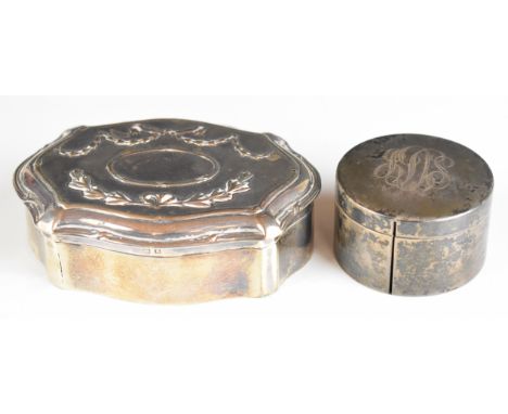 Edward VII hallmarked silver dressing table trinket box with embossed decoration to the lid, Birmingham 1909, maker&nbsp;Henr