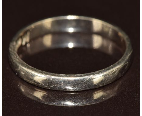 An 18ct white gold wedding band / ring, 2.5g, size M