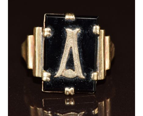 A 9ct gold ring set with onyx, 3.4g, size N