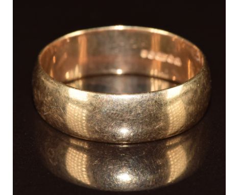 A 9ct gold wedding band / ring, 4.8g, size V