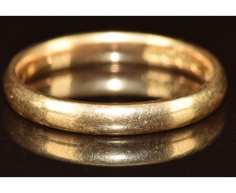 An 18ct gold wedding band / ring, 3.6g, size O