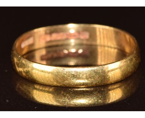 A 22ct gold wedding band / ring, 2.1g, size O