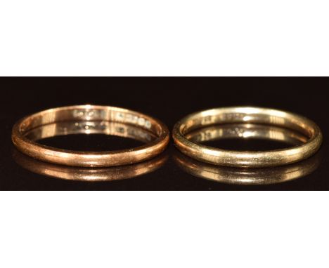 A 22ct gold wedding band / ring (2.2g, size Q) and a 9ct gold wedding band/ ring (1.6g, size N)