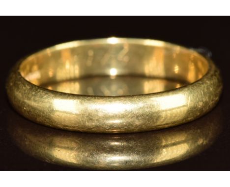 An 18ct gold wedding band / ring, 5.5g, size T