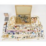 Collection of jewellery including 9ct gold chain, 9ct gold cufflinks, vintage brooches, Trifari