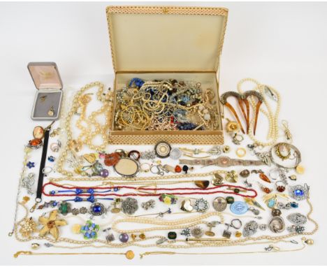 Collection of jewellery including 9ct gold chain, 9ct gold cufflinks, vintage brooches, Trifari brooch, cameo brooch, silver 