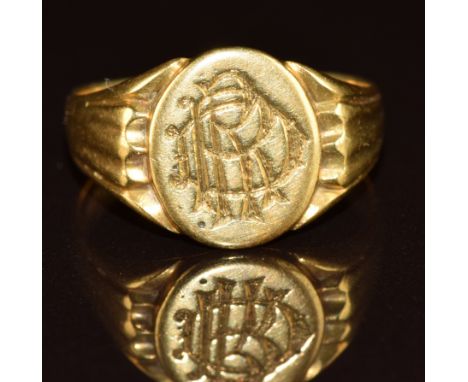An 18ct gold signet ring, 8g, size S