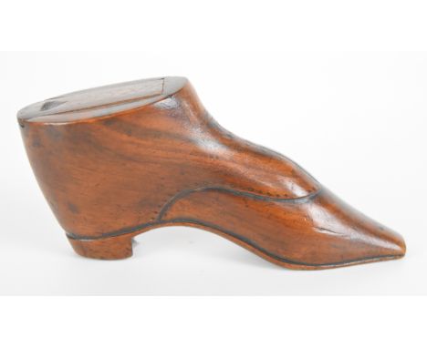 19thC treen snuff box in the form of a shoe, L14cm x H6cm