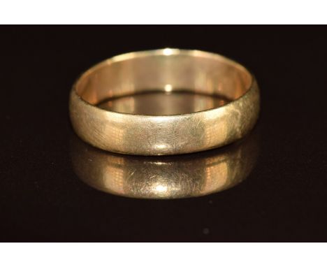 A 9ct gold wedding band / ring, 2.6g, size R