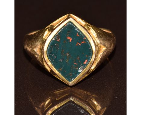 A 15ct gold ring set with bloodstone, Birmingham 1948, 6g, size R