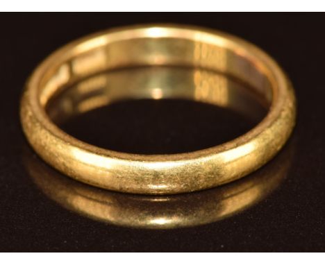 A 22ct gold wedding band / ring, 4.1g, size M