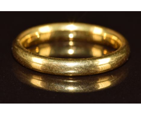 A 22ct gold wedding band / ring, 4g, size K