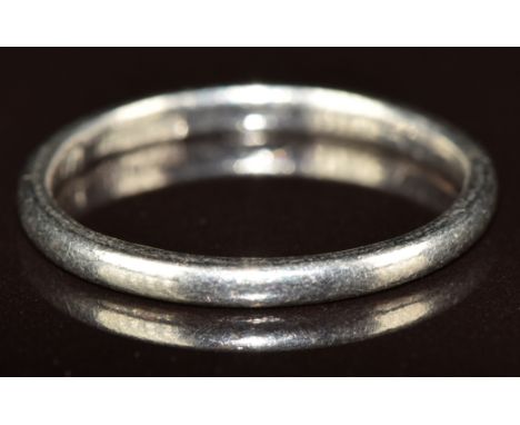 A platinum wedding band / ring, 3.1g, size N