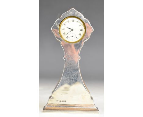 George V hallmarked silver desk clock, the waisted body having oak back, housing a pocket watch sized movement, Birmingham 19