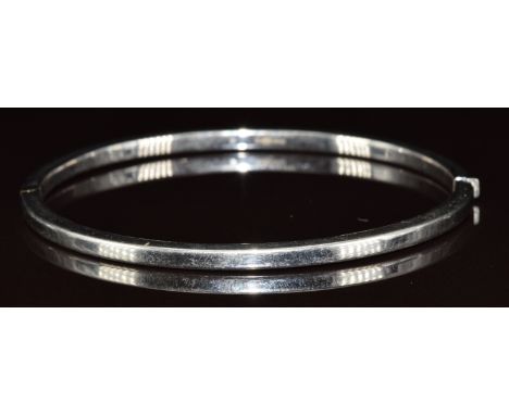 A 9ct white gold bangle, 5.3g, 6 x 5.2cm