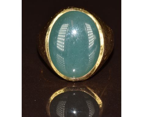 A 14k gold ring set with a quartz cabochon, 10.8g, size R