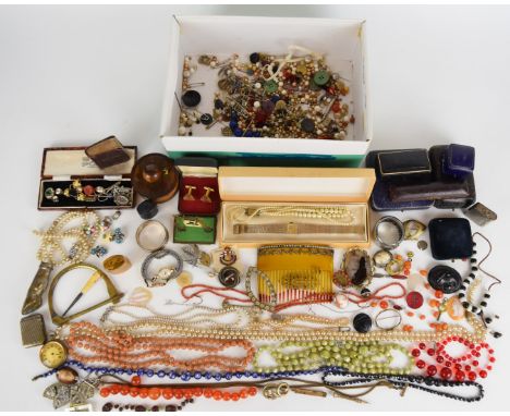 A collection of jewellery including coral necklace, Victorian agate brooch, Victorian agate stick pin, Victorian jet brooch, 