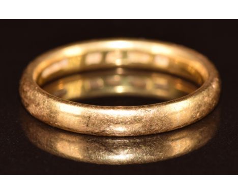 A 22ct gold wedding band / ring, 4.4g, size M