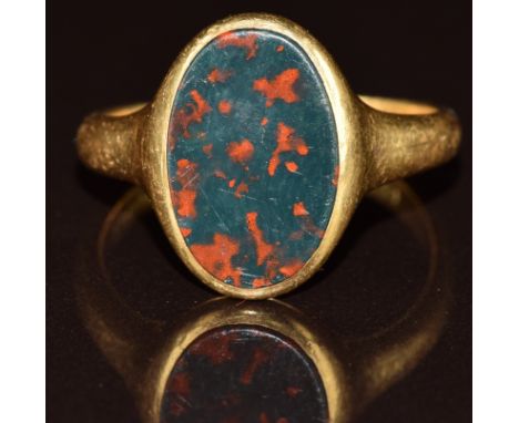 An 18ct gold signet ring set with bloodstone, Birmingham 1925, 6.4g, size R