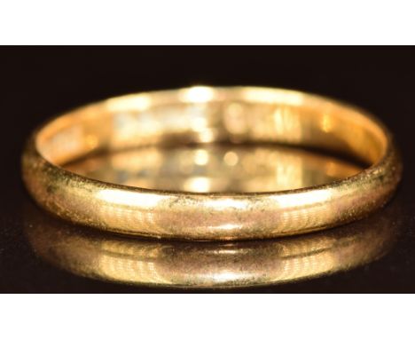 A 22ct gold wedding band / ring, 2g, size N