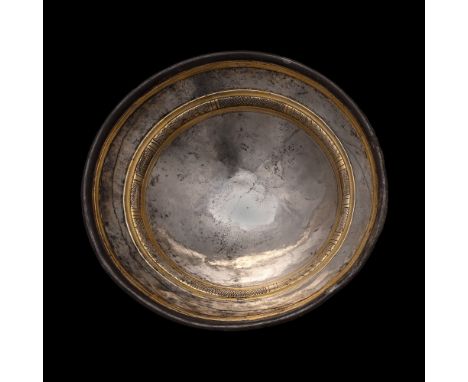 2nd century B.C. With carinated profile, rolled rim, circumferential bands to the inner face, gilt concentric bands and hatch