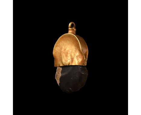 9th-11th century A.D. or earlier Comprising a D-shaped gold cap with integral loop above, inset knapped flint blade.  3.41 gr