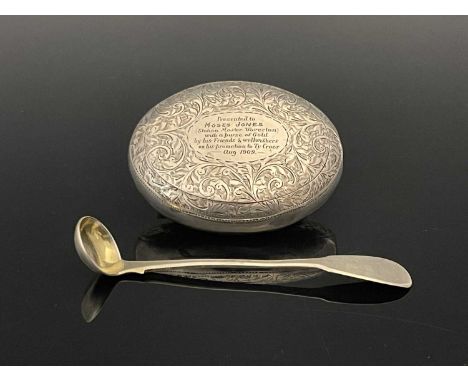 An Edwardian silver squeeze action tobacco box, of ovoid form, the exterior decorated with foliate scrolls, the hinged cover 