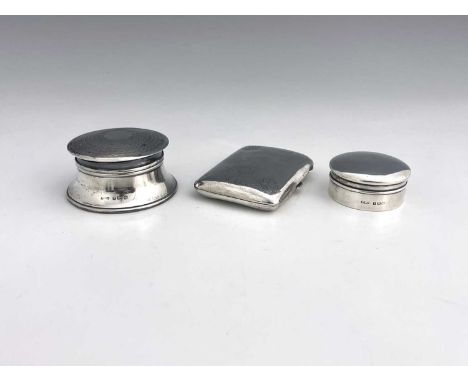 Three twentieth-century hallmarked silver items to include a George V cigarette case, of rounded rectangular form with gilt i