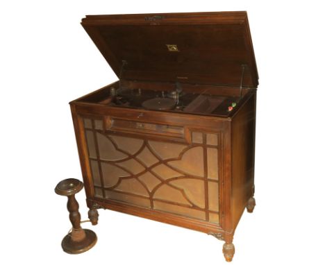 An HMV Automatic 1 gramophone, No. 863, with 5A soundbox and re-entrant tone-chamber, in  walnut case with record carriage ap