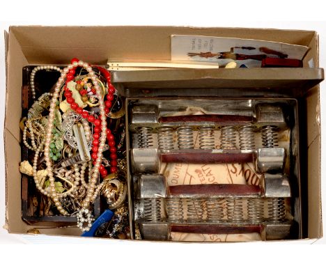 MISCELLANEOUS COSTUME JEWELLERY, OLD KEYS AND VINTAGE DUMBBELLS IN PRINTED TIN 