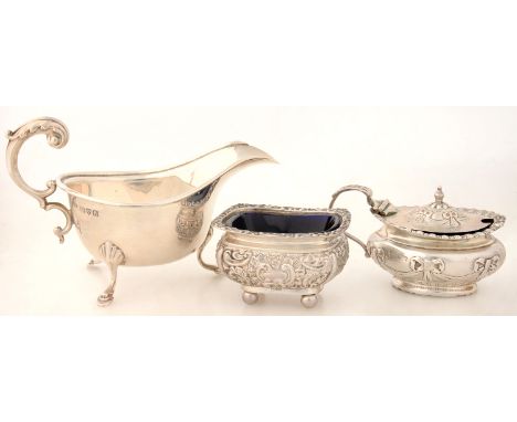 A GEORGE V SILVER SAUCE BOAT, 9 CM H, CHESTER 1935, A VICTORIAN SILVER SALT CELLAR, BLUE GLASS LINER, 4 CM H, LONDON 1897 AND