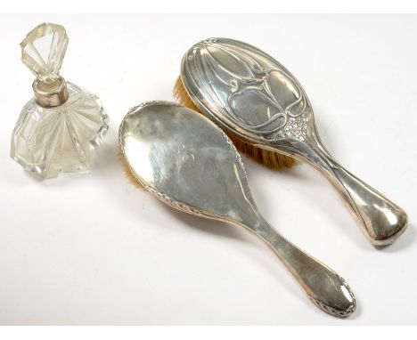 AN EDWARD VII SILVER BRUSH, 25CM L, LONDON 1903, A GEORGE V SILVER BRUSH, 25CM L, BIRMINGHAM 1917 AND A SILVER MOUNTED GLASS 