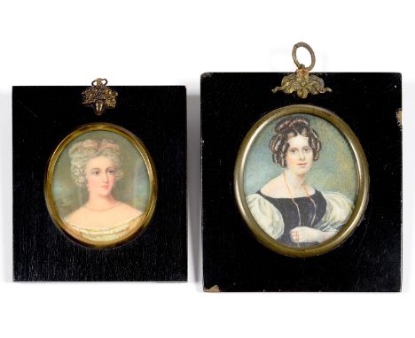 A DECORATIVE OVAL PORTRAIT MINIATURE OF A LADY OF FASHION, OVAL, 7 X 6CM, EBONISED FRAME WITH ACORN HANGER 