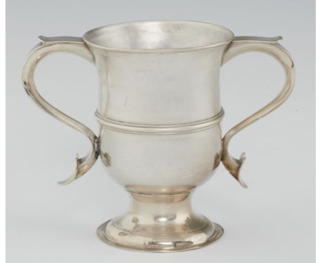 A GEORGE III SILVER LOVING CUP WITH REEDED GIRDLE, 13.5CM H, MAKER *M, LONDON 1771, 11OZS 17DWTS 