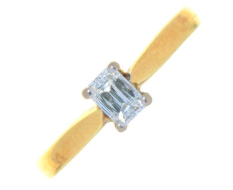 AN EMERALD CUT DIAMOND SOLITAIRE RING, IN 18CT GOLD, LONDON 2001, 2.5G, SIZE K 