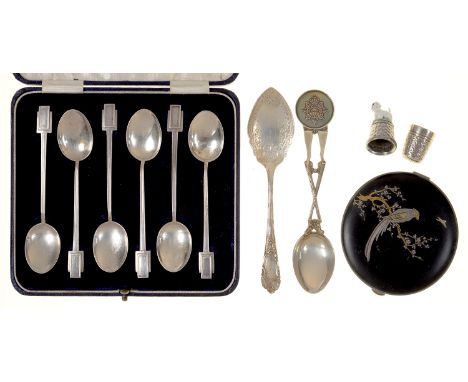 MISCELLANEOUS SILVER ARTICLES, INCLUDING A SET OF SIX GEORGE V SILVER SPOONS, BIRMINGHAM 1932, CASED, NOVELTY THIMBLE, ETC, 3