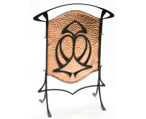 AN ARTS AND CRAFTS COPPER AND WROUGHT IRON FIRESCREEN, 71CM H X 57CM W, EARLY 20TH C 