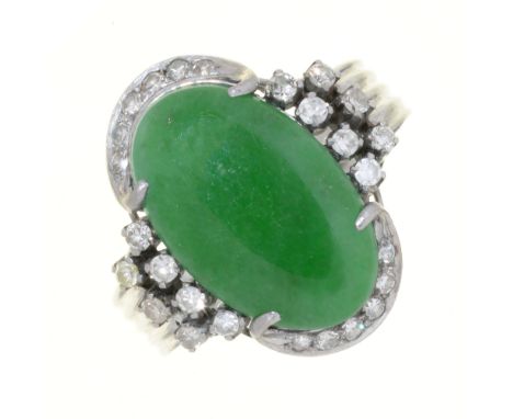 A JADE AND DIAMOND RING, WITH REEDED HOOP IN WHITE GOLD MARKED 18K, 6G, SIZE N 