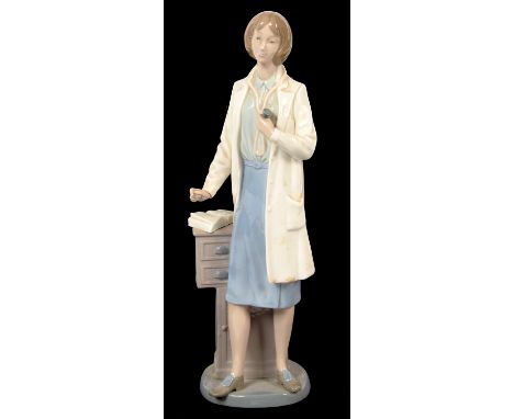 A NAO PORCELAIN FIGURE OF A DOCTOR, 31.5CM H, PRINTED MARK 