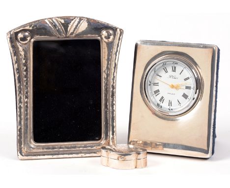 AN ELIZABETH II SILVER MOUNTED TIMEPIECE, 6.5 X 5 CM, SHEFFIELD 1996, A SILVER PHOTOGRAPH FRAME, 8.5 X 7 CM, INDISTINCTLY MAR