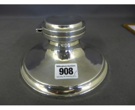 A silver Capstan Inkwell - Chester - maker J and R Gld 1922/23 - Diameter 15 cm 
Condition report:  Some overall denting