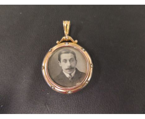 A late 19th/early 20th century 9ct gold and seed pearl photo locket - Length 4.5cms - Weight approx 6.5gms
Condition Report: 