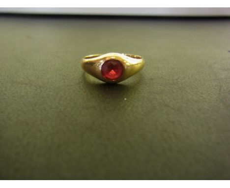 An 18ct gold ruby topped doublet ring - Hallmarked Birmingham - Ring size N 1/2 - Weight approx 4.7gms
Condition Report: Fair