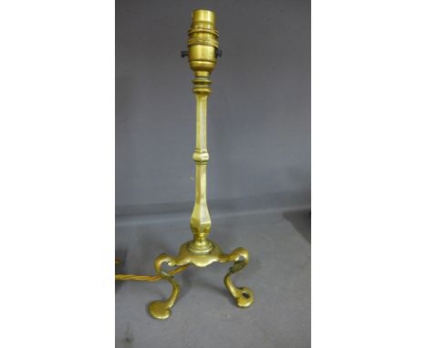 A brass triform Pullman table lamp base - Height 33 cm 