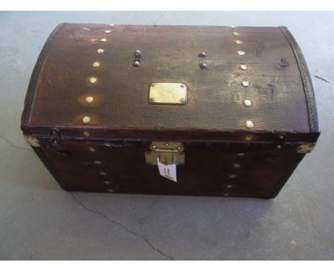 A dome canvas trunk - Austrian circa 1880 - Height 38 cm x Width 66 cm x Depth 40 cm
Condition report: All in polished condit