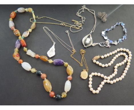 An assortment of items - To include a cultured pearl necklace - A 9ct gold back and front locket - A multi gem-set necklace -