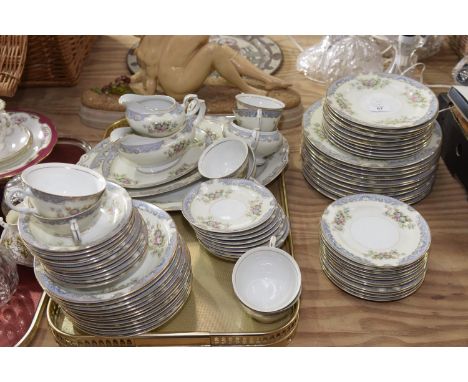 An extensive Yamaka China tea and dinner service. To include meat platters, dinner and side plates, milk jug, sauce boat, des