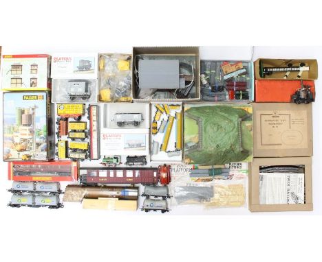 Model Railway: A collection of assorted model railway items to include: unboxed locomotives, coaches and rolling stock, inclu